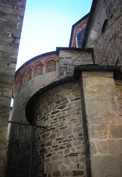church on the island of S. Giulio seen from behind the alleys