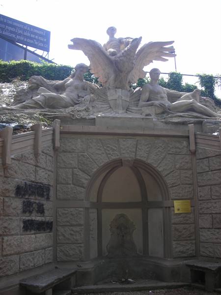 outer stucco with fountain