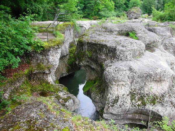 path outside the gorges towards the lake