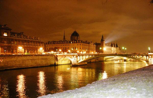 detail night view of the seine