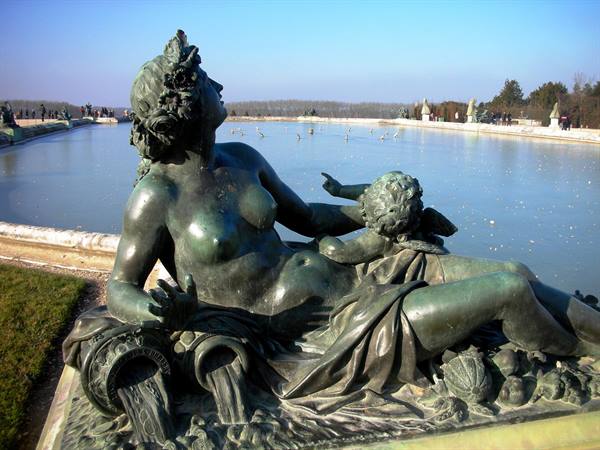 versailles gardens, statue near the frozen fountain