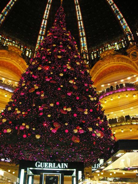Christmas tree inside Galeries Lafayette