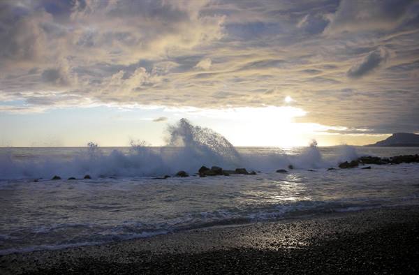 waves in ventimiglia