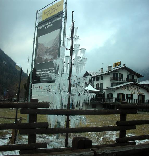 Christmas tree crushed on the Gran San Bernardo pass 