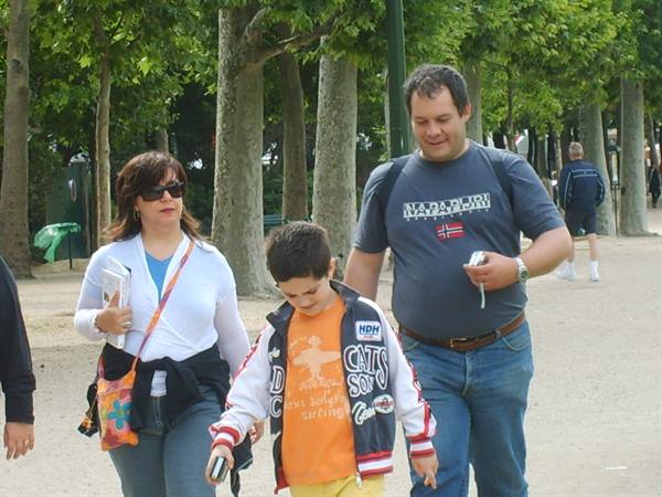Strolling under the tour eiffel
