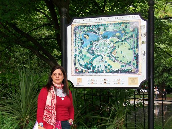 Woman in red sweater next to the illustrated map of Saint Stephen's Green Park, Dublin