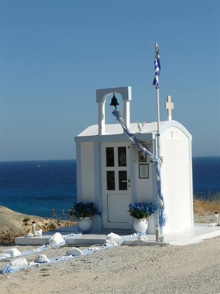 On the roads of Milos