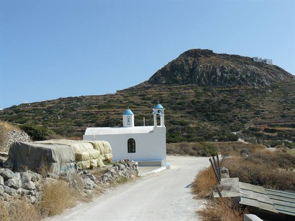 On the roads of Milos