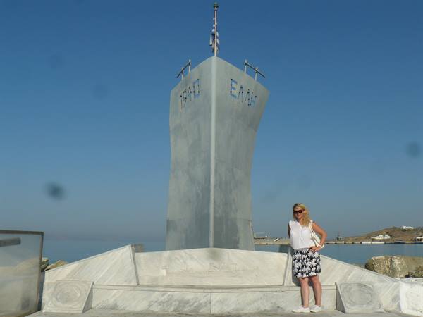 Tinos Town - Monument in memory of the sinking of the Elli 