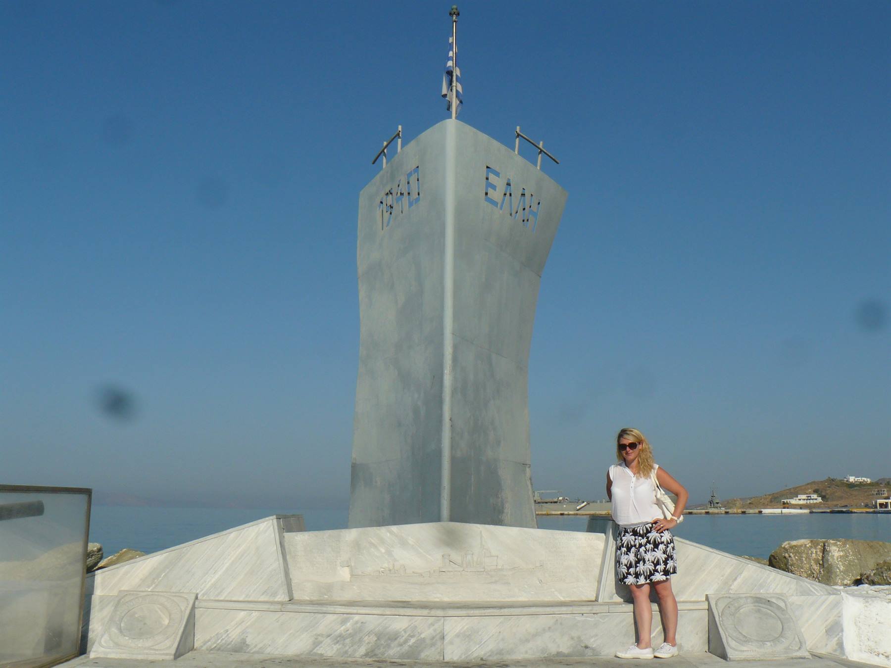 Tinos Town - Monumento in ricordo dell'affondamento dell'Elli 