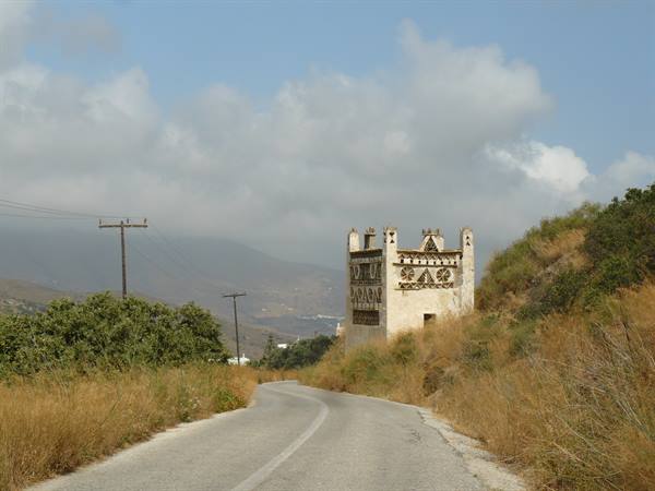 On the roads of Tinos 