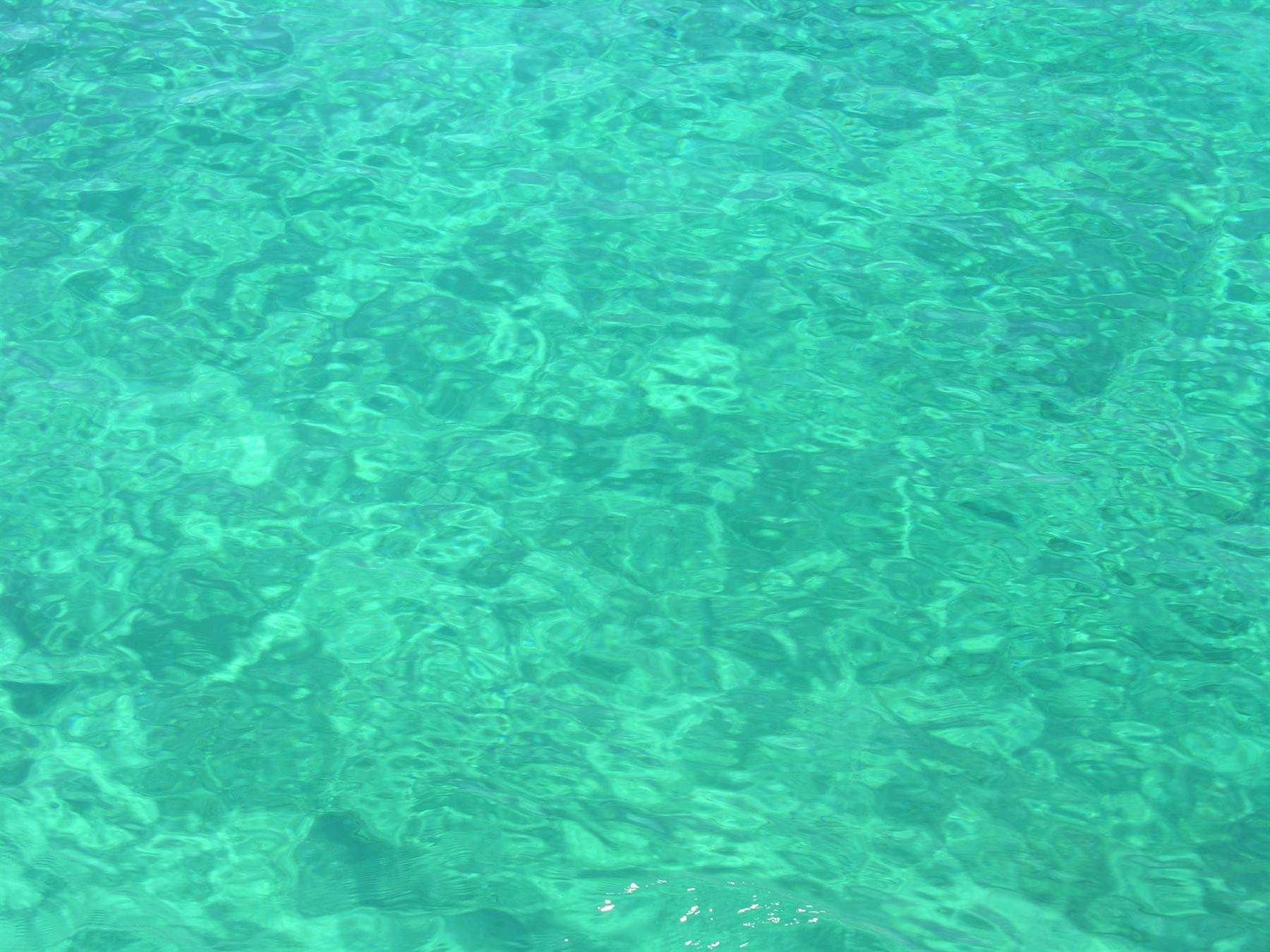 La piscina naturale a Livadaki Beach