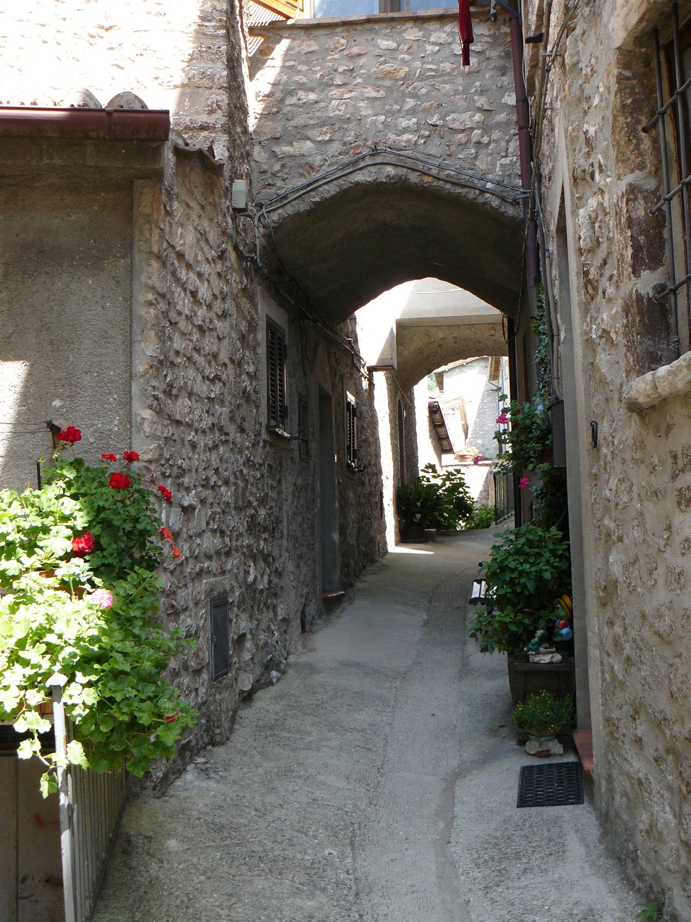 Fra i vicoli del paese