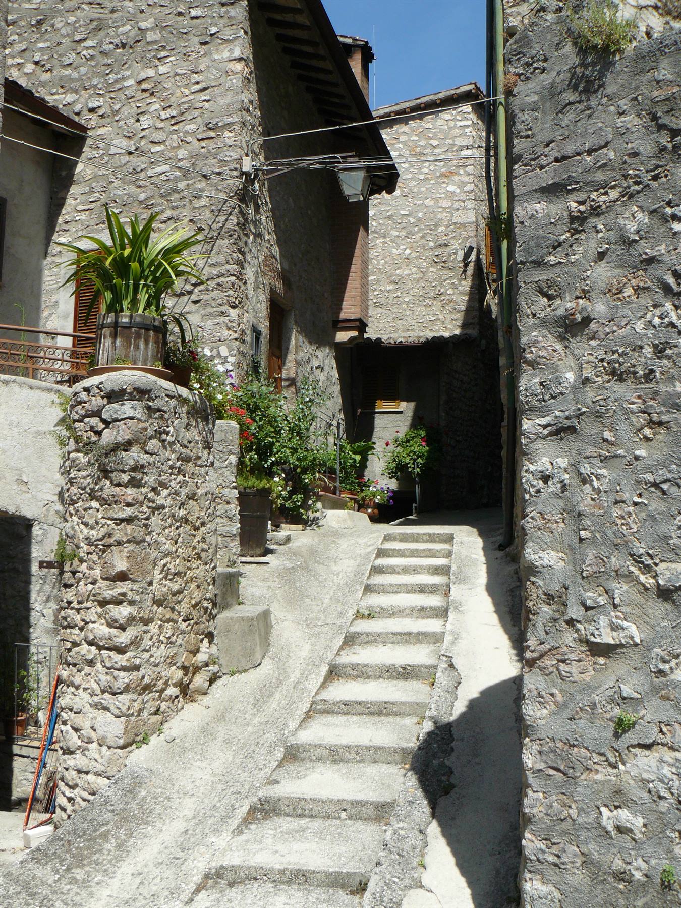fra i vicoli del paese