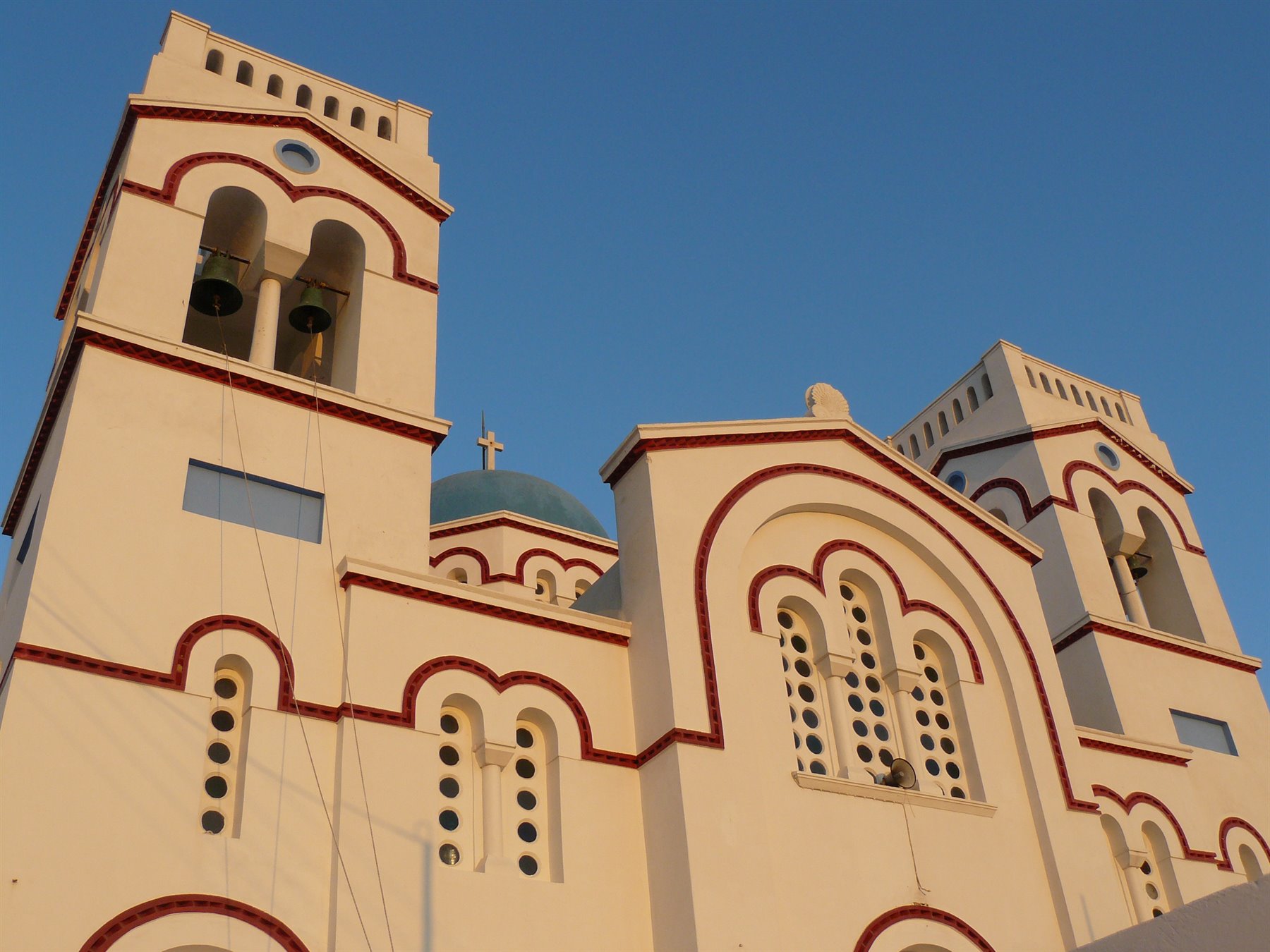 Chiesa bianca con campanili e cupola azzurra, santorinese