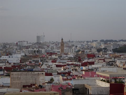 Il minaretto svetta sui tetti bianchi e rossi di Rabat