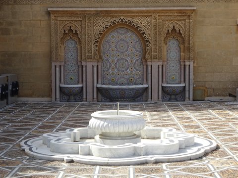 Fontana di marmo davanti a zellij a Rabat