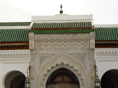 Portale intarsiato con archi e maioliche verdi della moschea, Fes