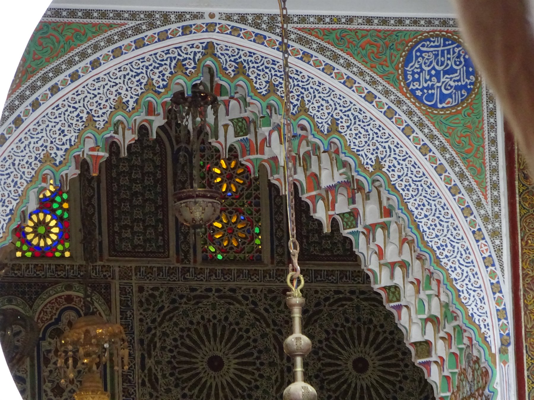 Arcata intagliata e dipinta con lampada ottone, zellige e vetro colorato, Fes