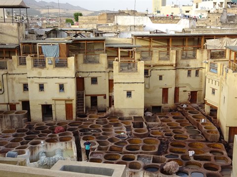 Concia a Fes: vasche di pietra, case ocra, operai tra tinte nocciola