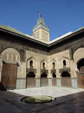 Cortile della medersa Bou Inania a Fes, marmo, zellige e minareto