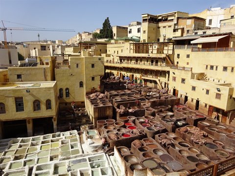 Le concerie di Fes: vasche di pietra colorate sotto il sole