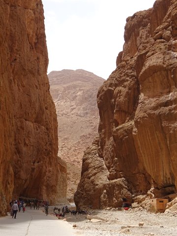 Turisti e asinelli tra le pareti rosse delle Gole del Todra, a Tinghir