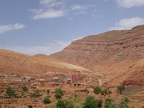 Villaggio di case in terra rossa ai piedi delle montagne, Tinghir