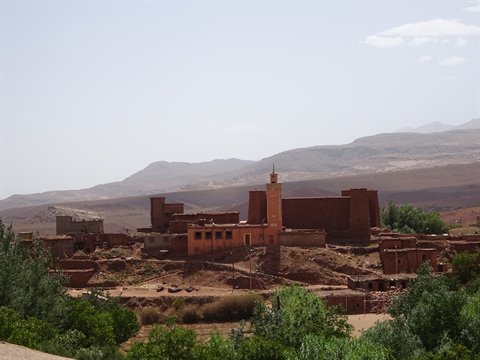 Villaggio di terra rossa con minareto tra i monti, probabilmente Tinghir