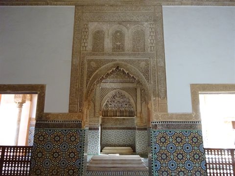 Mihrab con intagli in gesso e zellige al Saadian Tombs, Marrakech