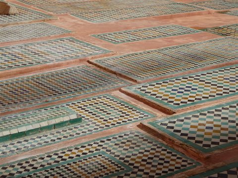 Pavimento in zellige a scacchi verde e giallo, tombe Saadiane a Marrakech