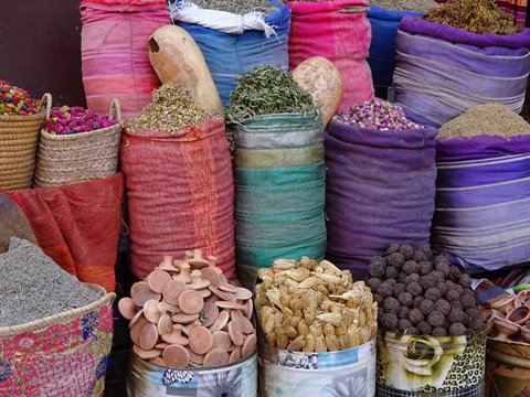 Sacchi colorati di spezie, erbe e sapone nel souk di Fes