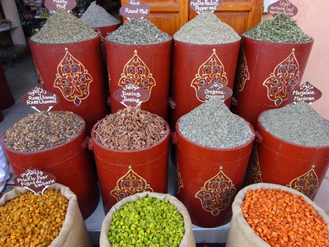 Barattoli di spezie e menta essiccata in un negozio di Marrakech