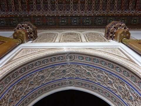 Arco di stucco intagliato e travi dipinte nel palazzo, Fes