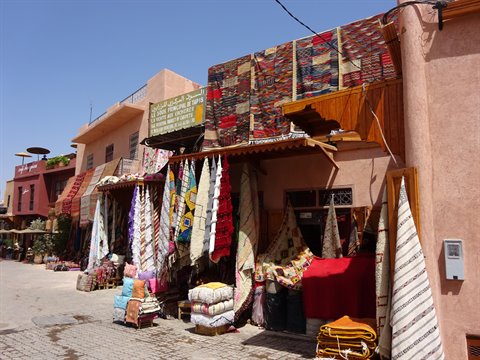 Negozio di tappeti berberi appesi lungo la strada, Ouarzazate