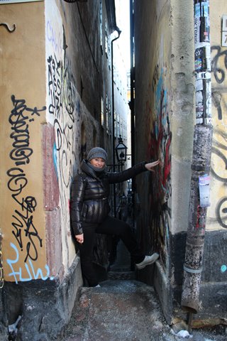 Tourist in the narrow Mårten Trotzigs gränd alley, Stockholm
