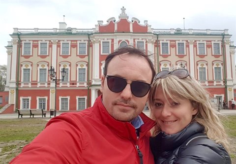 Couple selfie in front of Kadriorg Palace, pink and white facade