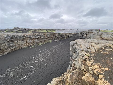 Il ponte sul vulcanico canyon di Brücke tra le placche di Reykjanes