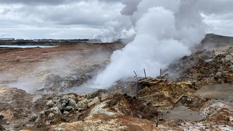 Fumarole e vapore tra rocce ferrose presso la centrale geotermica di Svartsengi, Reykjanes