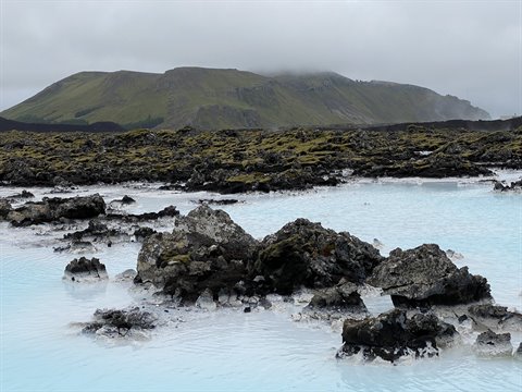 Acque turchesi della Blue Lagoon tra rocce laviche scure