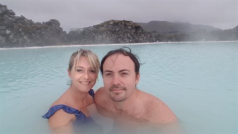 Noi due immersi nelle acque lattee della Blue Lagoon tra i monti neri