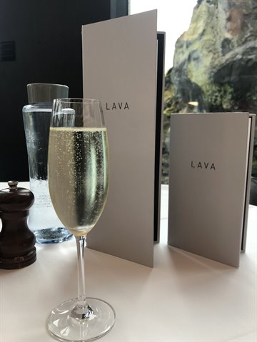 Calice di spumante sul tavolo del ristorante Lava, Blue Lagoon
