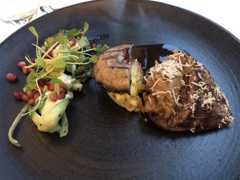 Piatti di carne con salsa e insalata al pomodoro