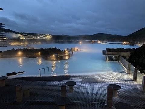 Blue Lagoon: acque termali lattescente illuminate tra rocce laviche e luci