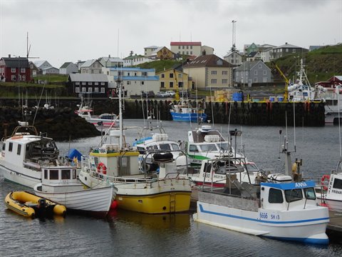 Barche da pesca ormeggiate al porto di Stykkisholmur tra case colorate