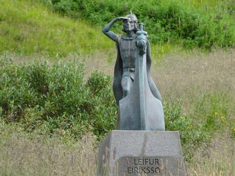 La statua in bronzo di Leifur Eiriksson su base di pietra, Eiriksstadir