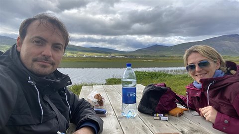 Pausa pranzo a un tavolo di legno davanti al lago, Myvatn