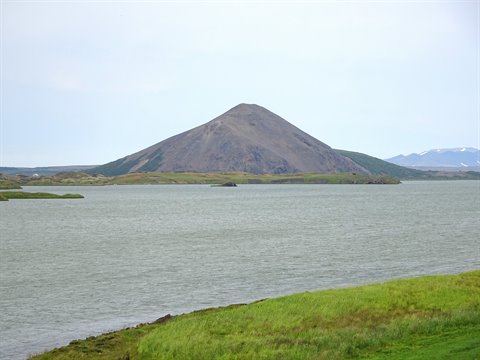 Lago Mývatn con vulcano vulcanico sotto cielo grigio