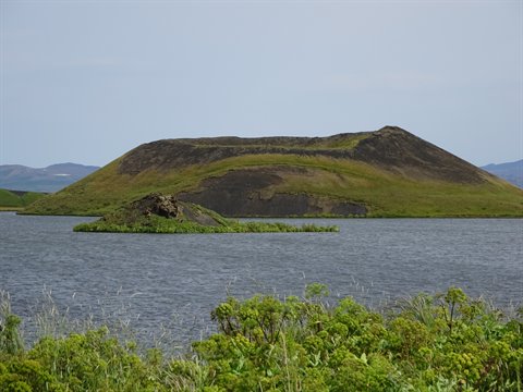 Cratere vulcanico coperto di muschio sul lago Myvatn