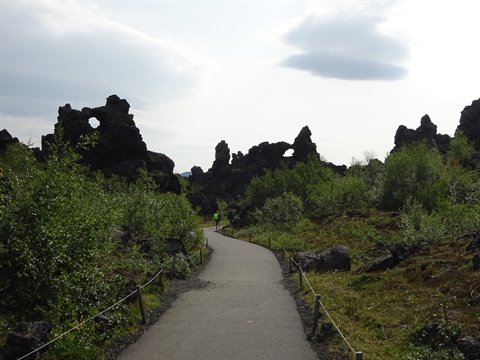 Sentiero tra formazioni di lava a Dimmuborgir, vicino Myvatn